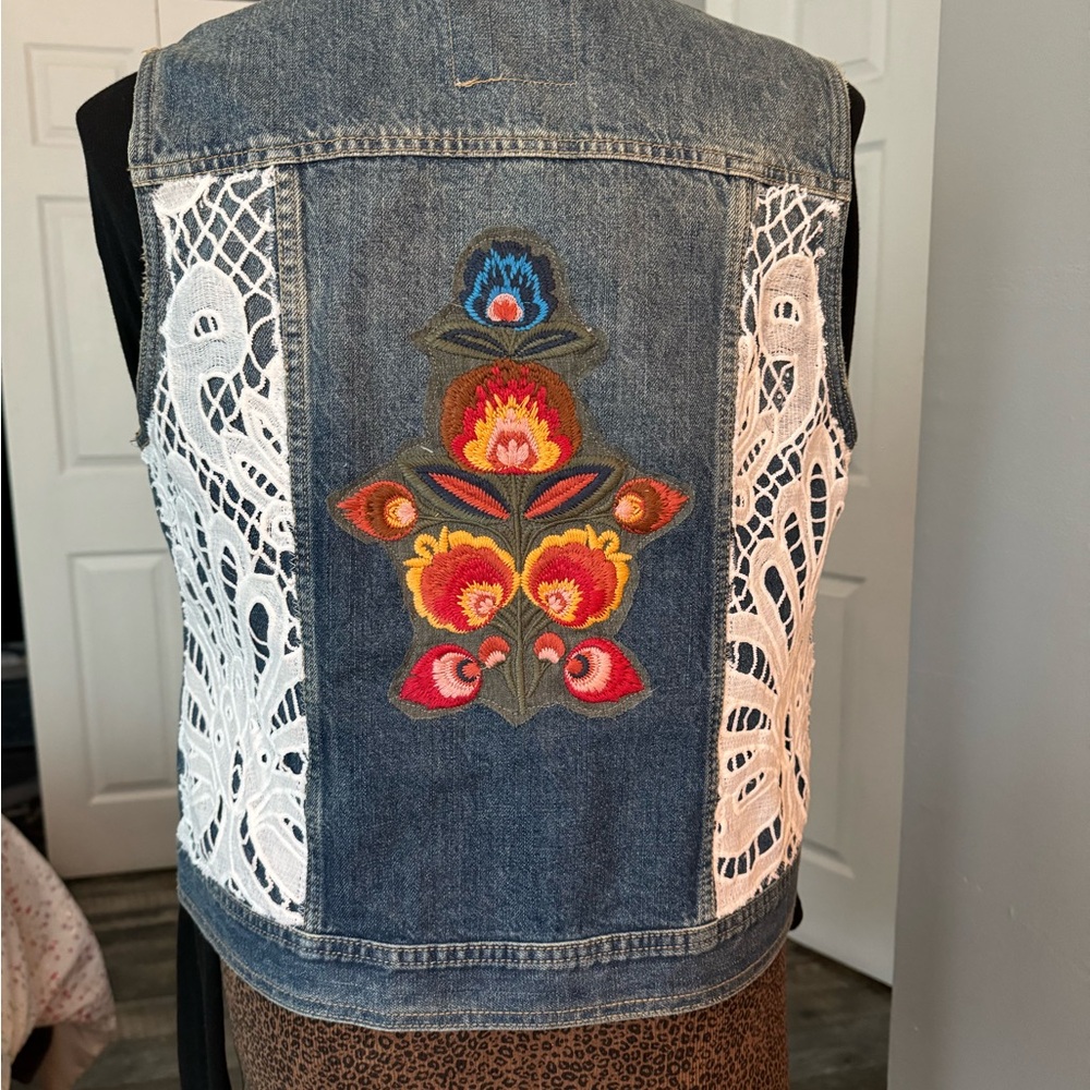 Jean Jacket upcycling flower embroidered and white lace on back size XXL